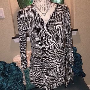 Ann Taylor Beautiful Blouse 👚 Black and white